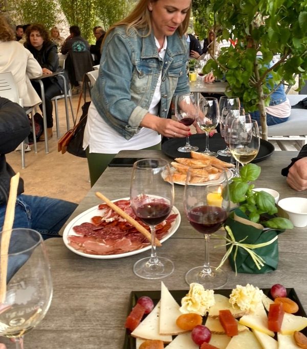 Esmorzar amb oli entre oliveres